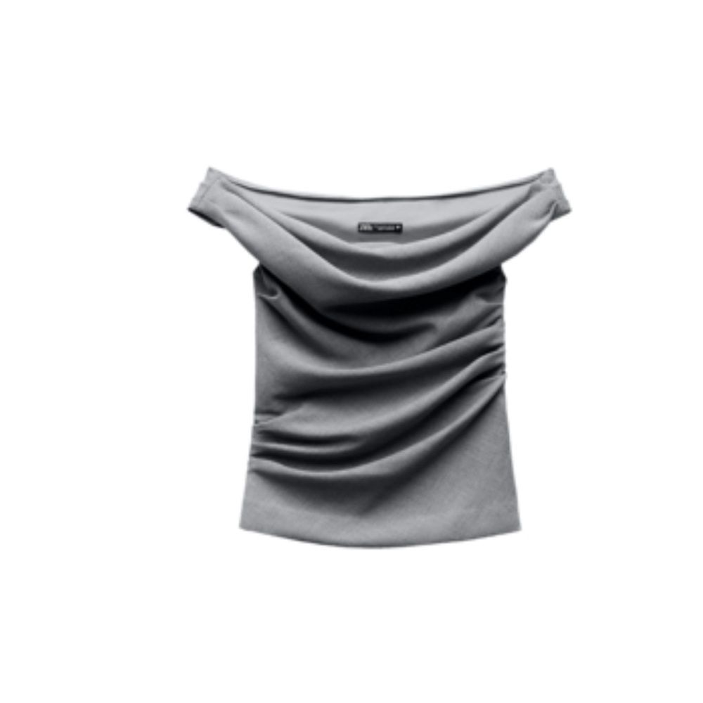 Zara PLEATED TOP
Flowy boat neck top with wide straps.Ruched size M